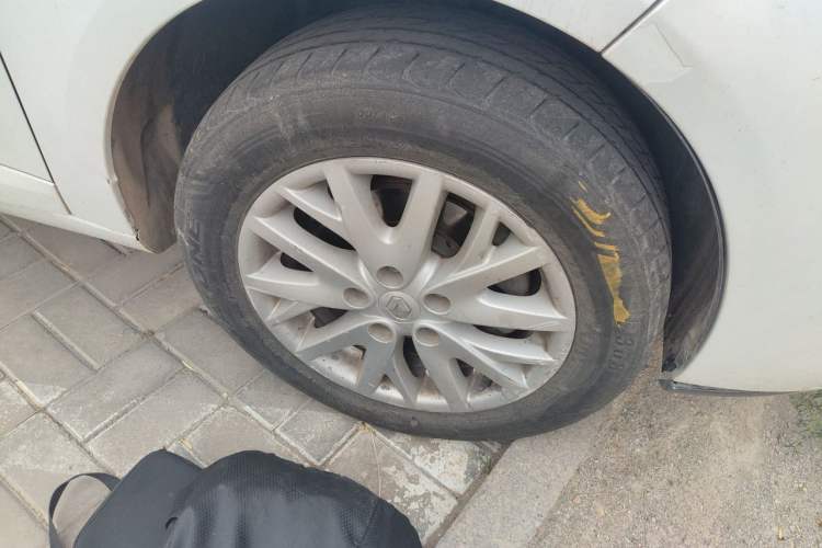 Used Renault Fluence 2013 2.0L Comfort Edition Right Front Wheel Hub