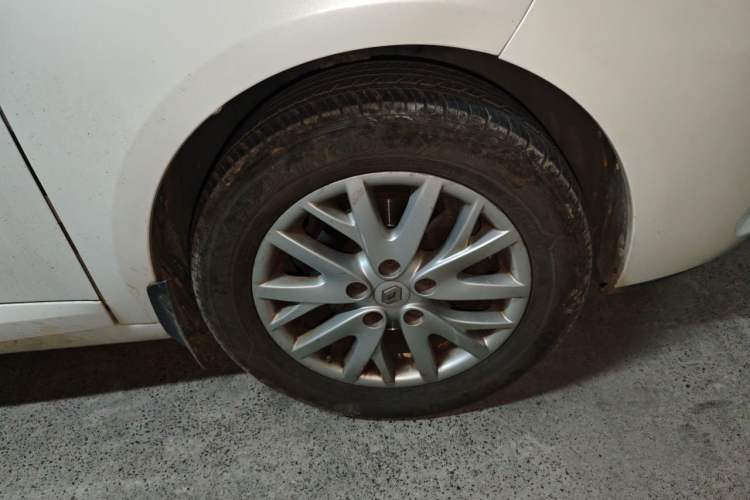 Used Renault Fluence 2013 2.0L Fashion Edition Right Front Wheel Hub