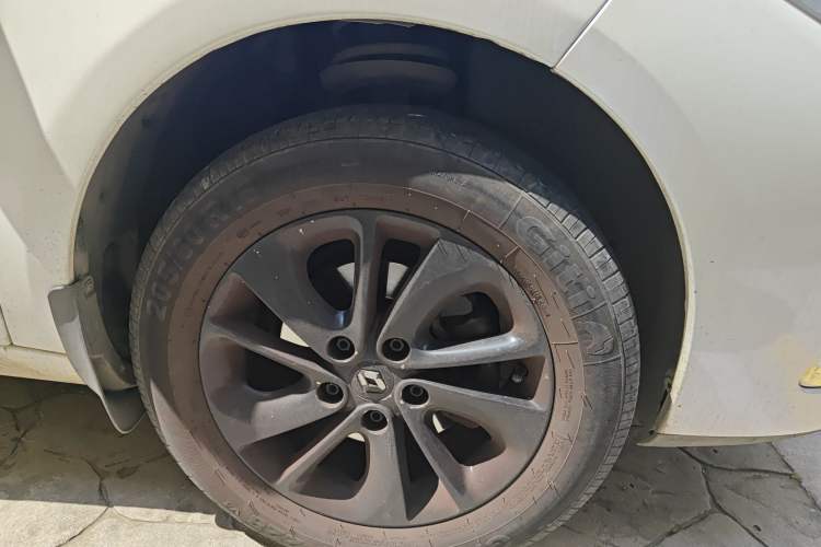 Used Renault Fluence 2013 2.0L Standard Edition Right Front Wheel Hub