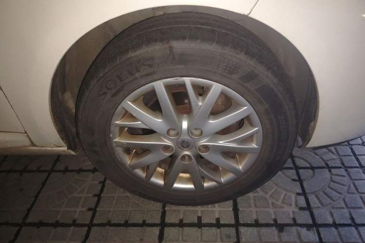 Used Renault Fluence 2013 2.0L Comfort Edition Right Front Wheel Hub