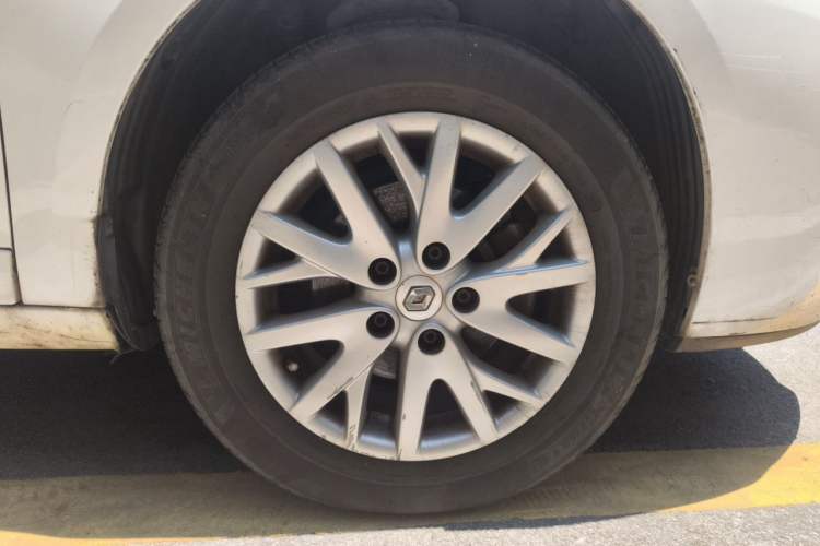 Used Renault Fluence 2013 2.0L Comfort Edition Right Front Wheel Hub