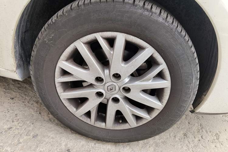 Used Renault Fluence 2013 2.0L Comfort Edition Right Front Wheel Hub