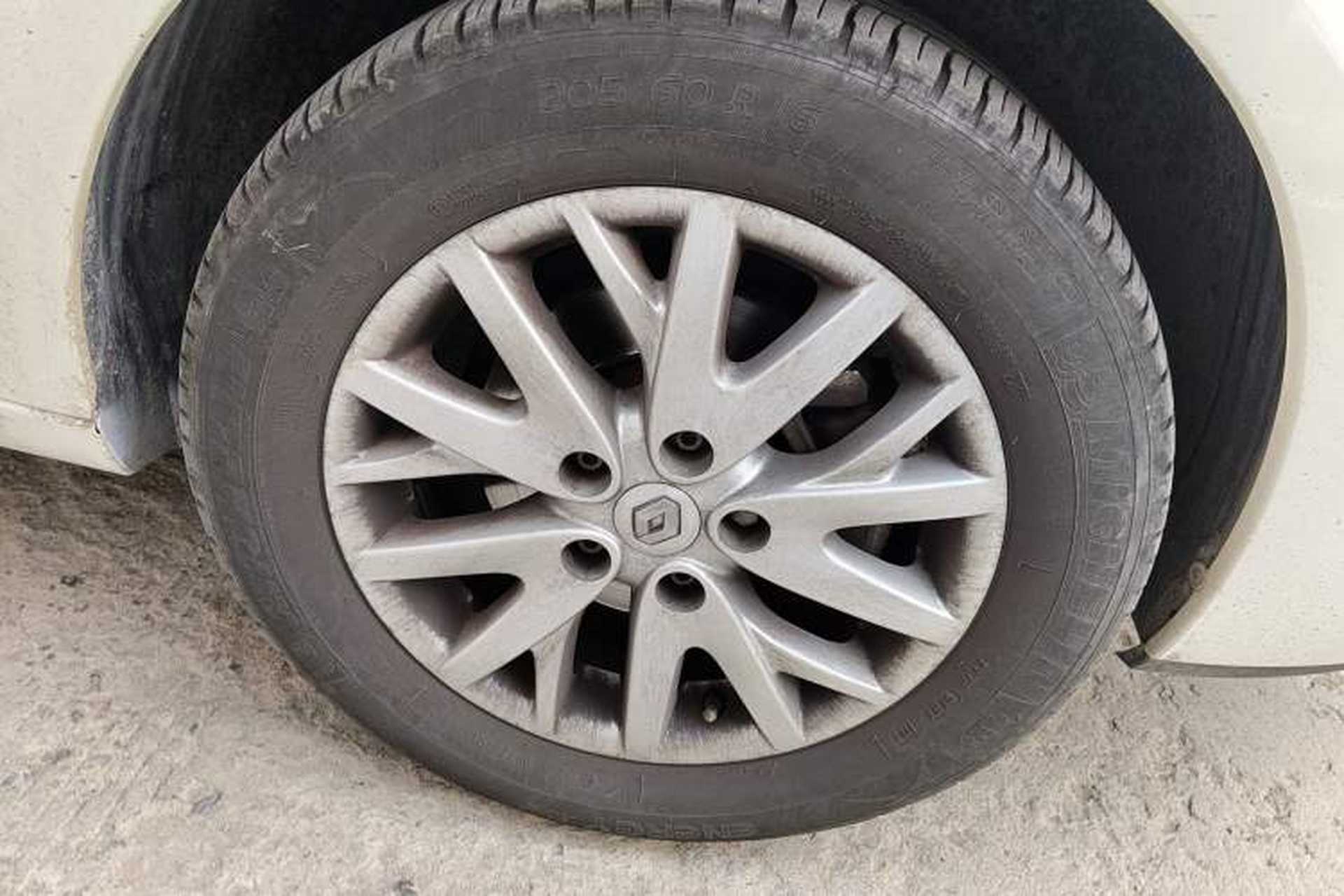 Used Renault Fluence 2013 2.0L Comfort Edition Right Front Wheel Hub