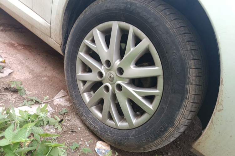 Used Renault Fluence 2013 2.0L Fashion Edition Right Front Wheel Hub
