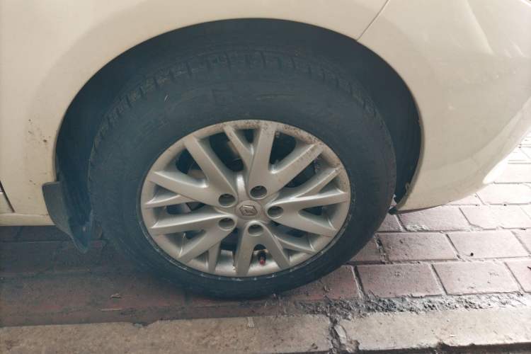 Used Renault Fluence 2013 2.0L Comfort Edition Right Front Wheel Hub