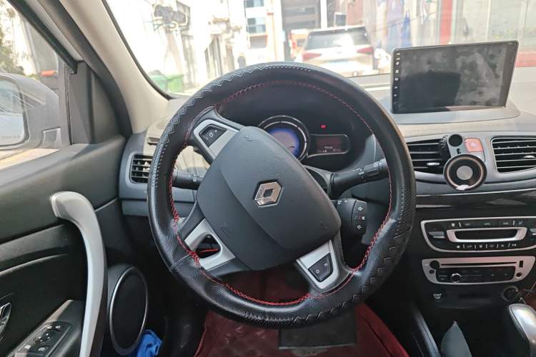 Used Renault Fluence 2013 2.0L Standard Edition Steering Wheel