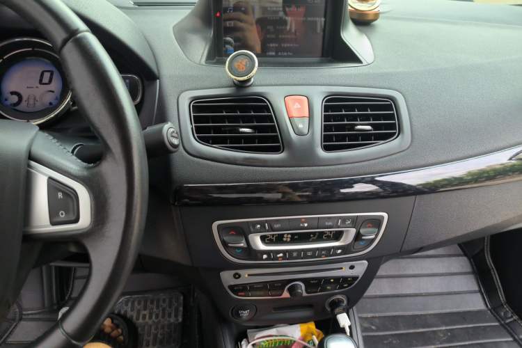 Used Renault Fluence 2015 2.0L Fashion Edition Audio And AC Panel