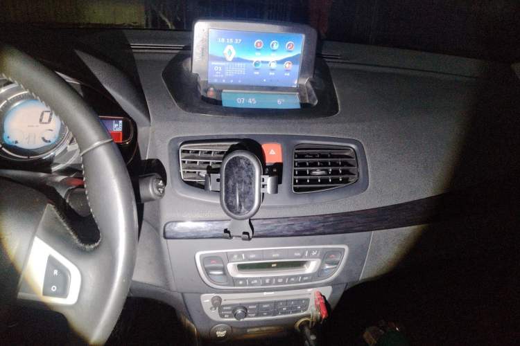 Used Renault Fluence 2015 2.0L Standard Edition Audio And AC Panel