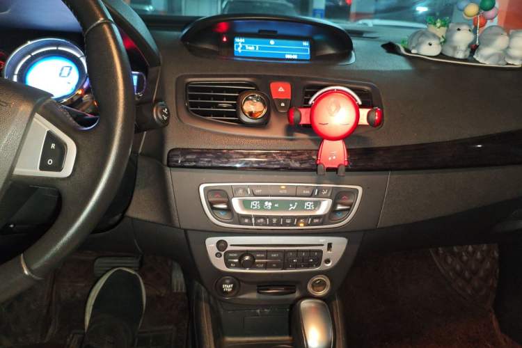 Used Renault Fluence 2015 2.0L Standard Edition Audio And AC Panel