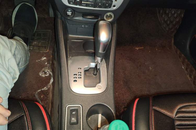 Used Renault Fluence 2015 2.0L Standard Edition Gear Lever