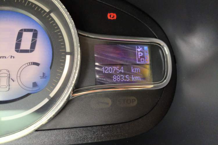 Used Renault Fluence 2015 2.0L Fashion Edition Odometer Close Up