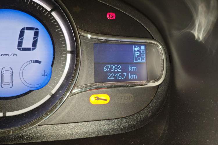 Used Renault Fluence 2015 2.0L Standard Edition Odometer Close Up