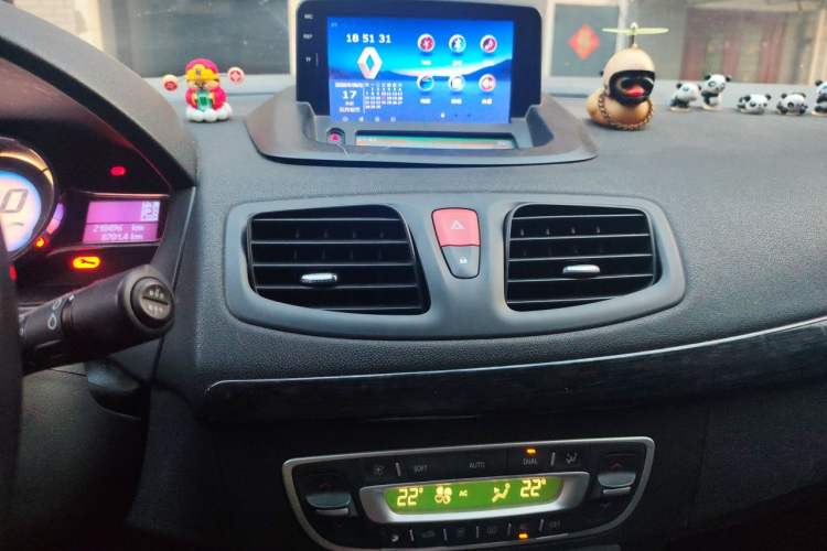 Used Renault Fluence 2015 2.0L Fashion Edition Audio And AC Panel