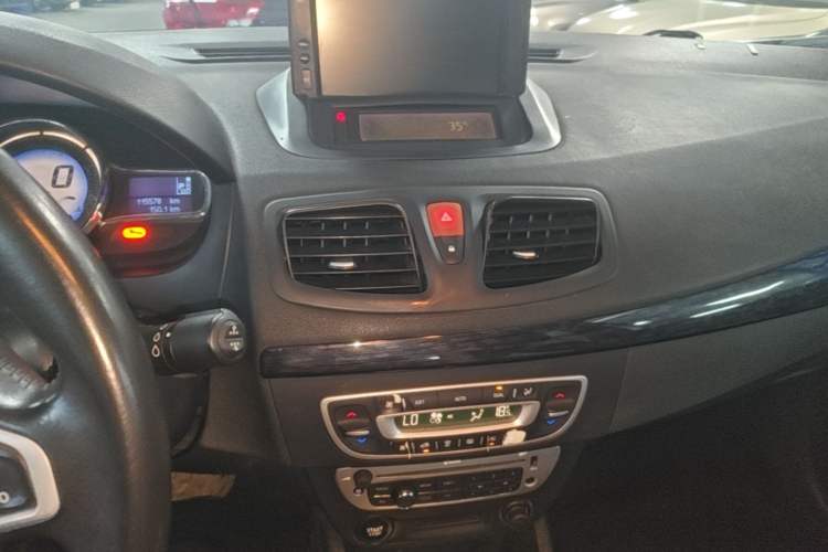 Used Renault Fluence 2015 2.0L Fashion Edition Audio And AC Panel