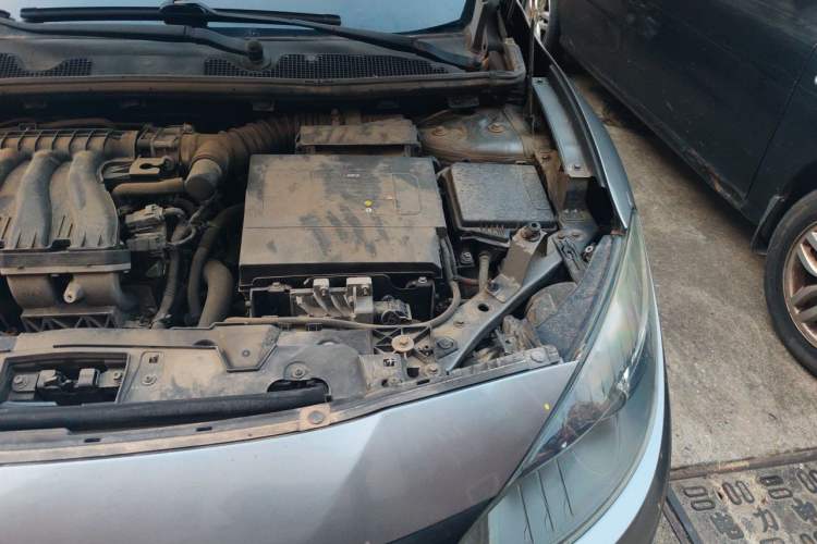 Used Renault Fluence 2015 2.0L Fashion Edition Engine Bay Left