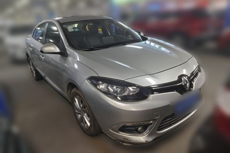 Used Renault Fluence 2015 2.0L Fashion Edition Front Right 45 Deg