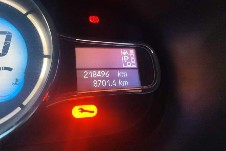 Used Renault Fluence 2015 2.0L Fashion Edition Odometer Close Up
