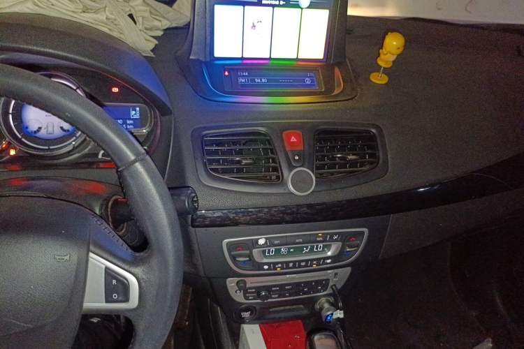 Used Renault Fluence 2015 2.0L Fashion Edition Audio And AC Panel
