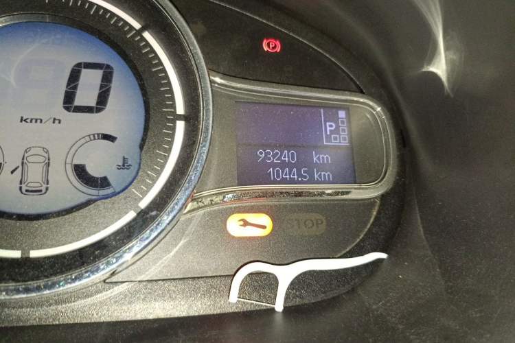 Used Renault Fluence 2015 2.0L Fashion Edition Odometer Close Up