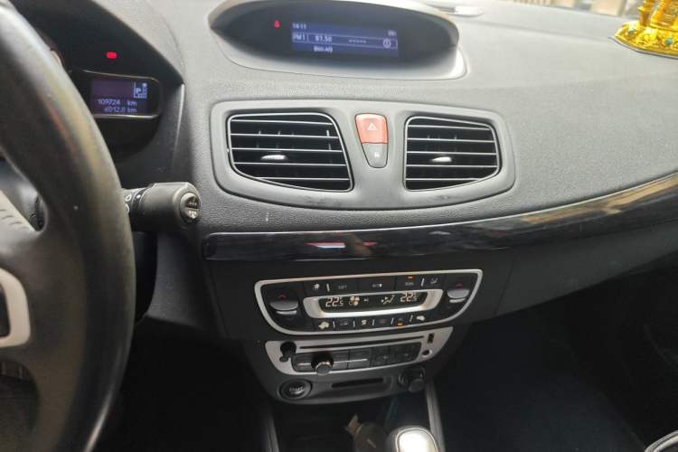 Used Renault Fluence 2015 2.0L Fashion Edition Audio And AC Panel