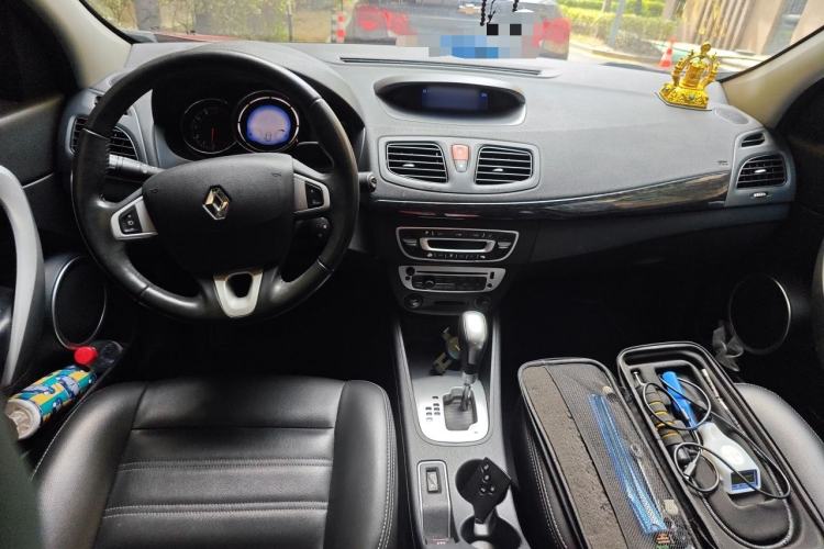 Used Renault Fluence 2015 2.0L Fashion Edition Center Console