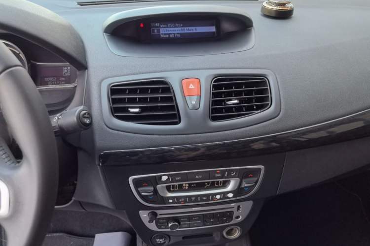 Used Renault Fluence 2015 2.0L Fashion Edition Audio And AC Panel