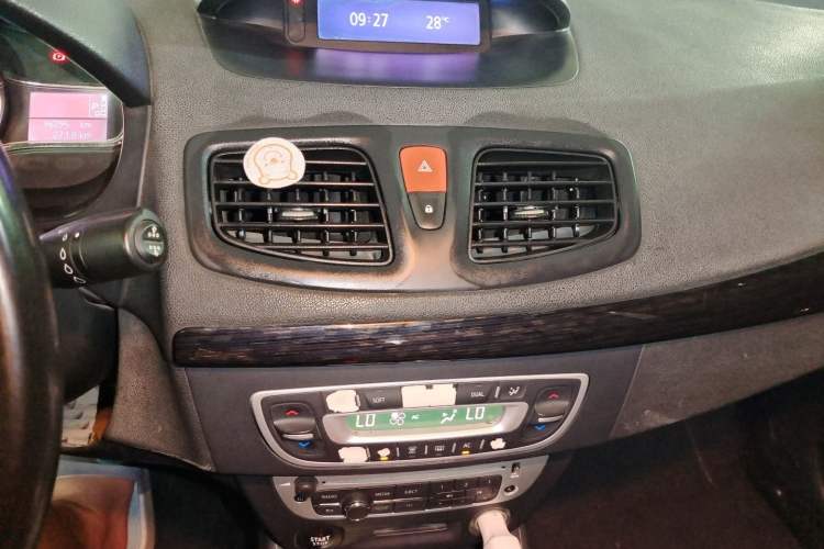 Used Renault Fluence 2015 2.0L Fashion Edition Audio And AC Panel