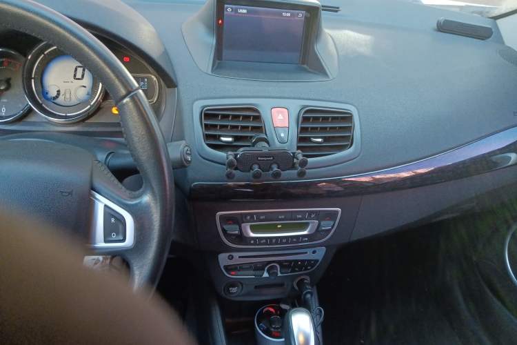 Used Renault Fluence 2015 2.0L Fashion Edition Audio And AC Panel