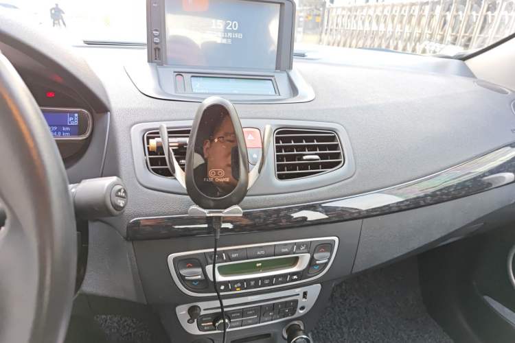 Used Renault Fluence 2015 2.0L Fashion Edition Audio And AC Panel