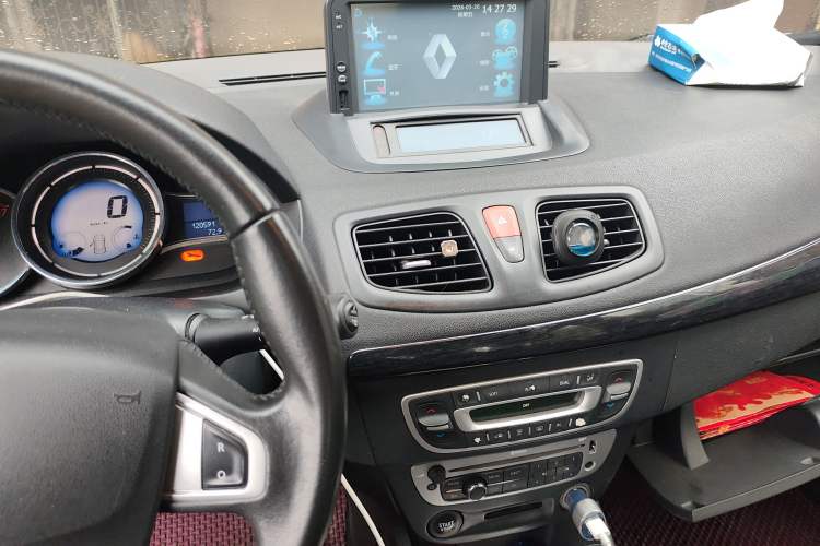 Used Renault Fluence 2015 2.0L Fashion Edition Audio And AC Panel