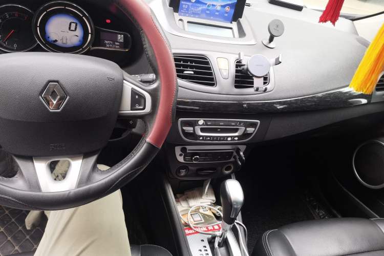 Used Renault Fluence 2015 2.0L Fashion Edition Audio And AC Panel