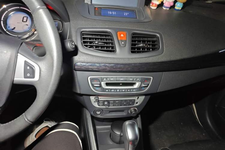 Used Renault Fluence 2015 2.0L Fashion Edition Audio And AC Panel