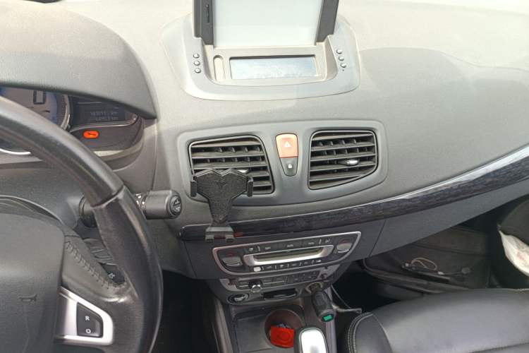 Used Renault Fluence 2015 2.0L Fashion Edition Audio And AC Panel