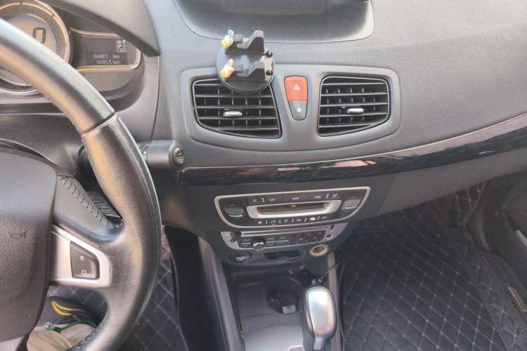 Used Renault Fluence 2015 2.0L Fashion Edition Audio And AC Panel