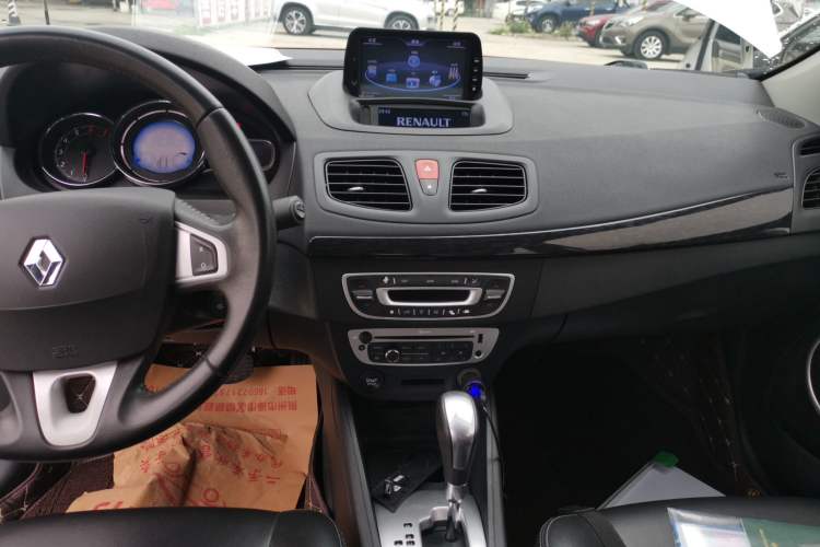 Used Renault Fluence 2015 2.0L Fashion Edition Audio And AC Panel