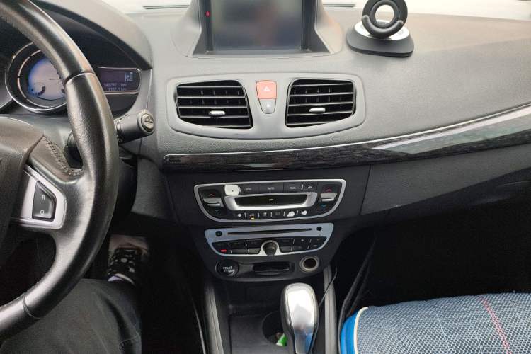Used Renault Fluence 2015 2.0L Fashion Edition Audio And AC Panel