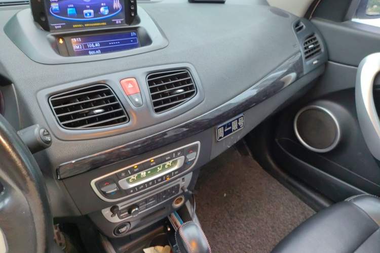Used Renault Fluence 2015 2.0L Fashion Edition Audio And AC Panel