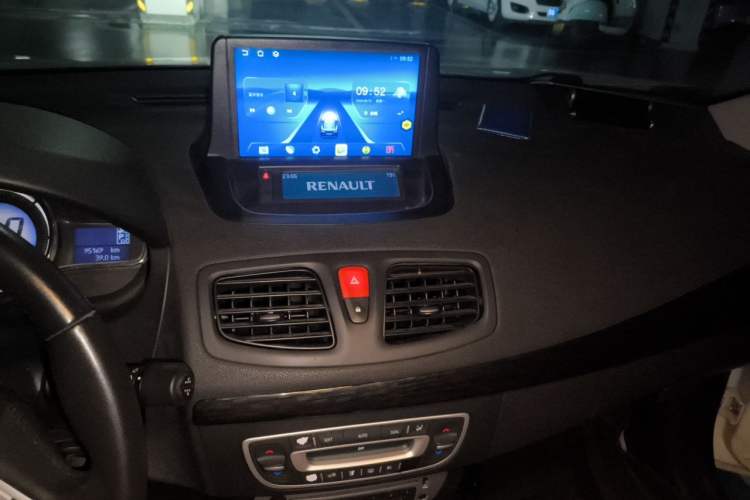 Used Renault Fluence 2015 2.0L Fashion Edition Audio And AC Panel