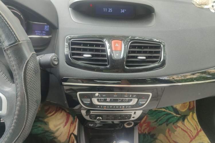 Used Renault Fluence 2015 2.0L Standard Edition Audio And AC Panel