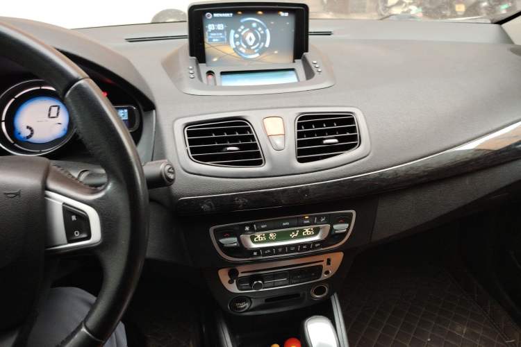 Used Renault Fluence 2015 2.0L Standard Edition Audio And AC Panel