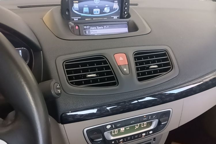 Used Renault Fluence 2015 2.0L Fashion Edition Audio And AC Panel