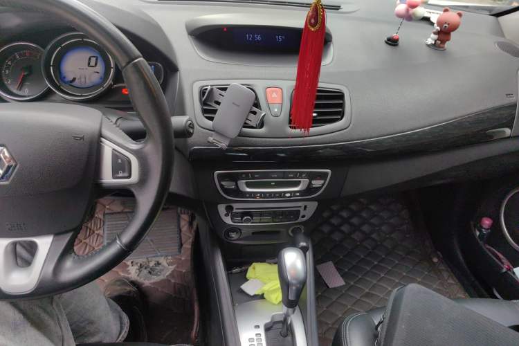 Used Renault Fluence 2015 2.0L Fashion Edition Audio And AC Panel