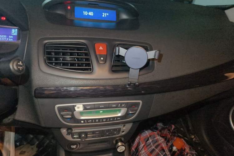 Used Renault Fluence 2015 2.0L Fashion Edition Audio And AC Panel