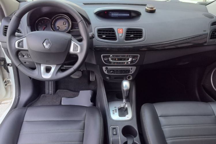 Used Renault Fluence 2015 2.0L Fashion Edition Center Console