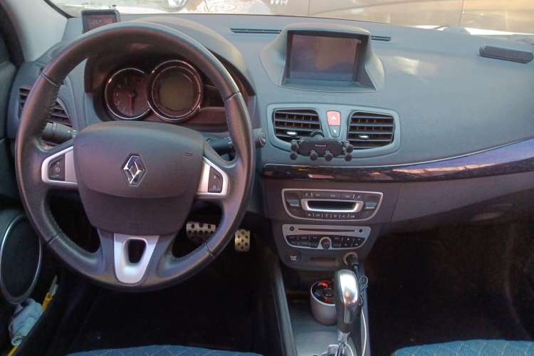 Used Renault Fluence 2015 2.0L Fashion Edition Center Console