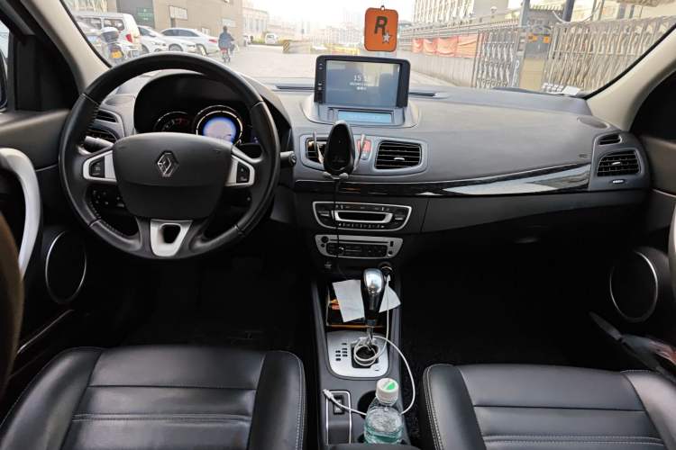 Used Renault Fluence 2015 2.0L Fashion Edition Center Console