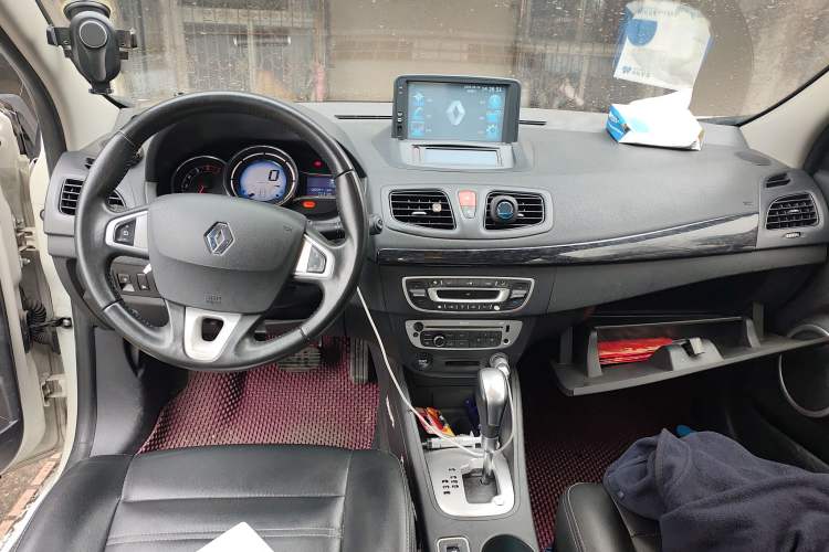Used Renault Fluence 2015 2.0L Fashion Edition Center Console