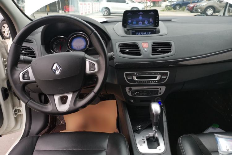 Used Renault Fluence 2015 2.0L Fashion Edition Center Console