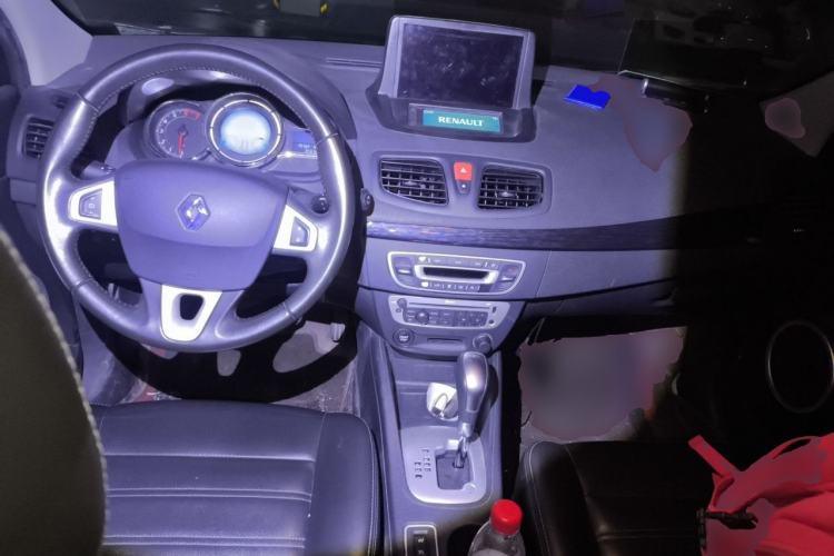 Used Renault Fluence 2015 2.0L Fashion Edition Center Console
