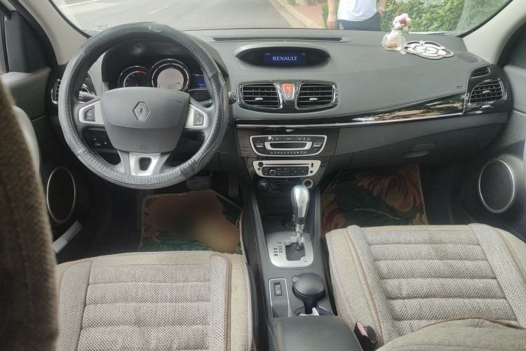 Used Renault Fluence 2015 2.0L Standard Edition Center Console